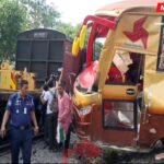 কুমিল্লায় বাস-ট্রেন সংঘর্ষে ১২ জন নিহত রেলক্রসিং কর্মী র‍্যাব এর জালে আটক ১।